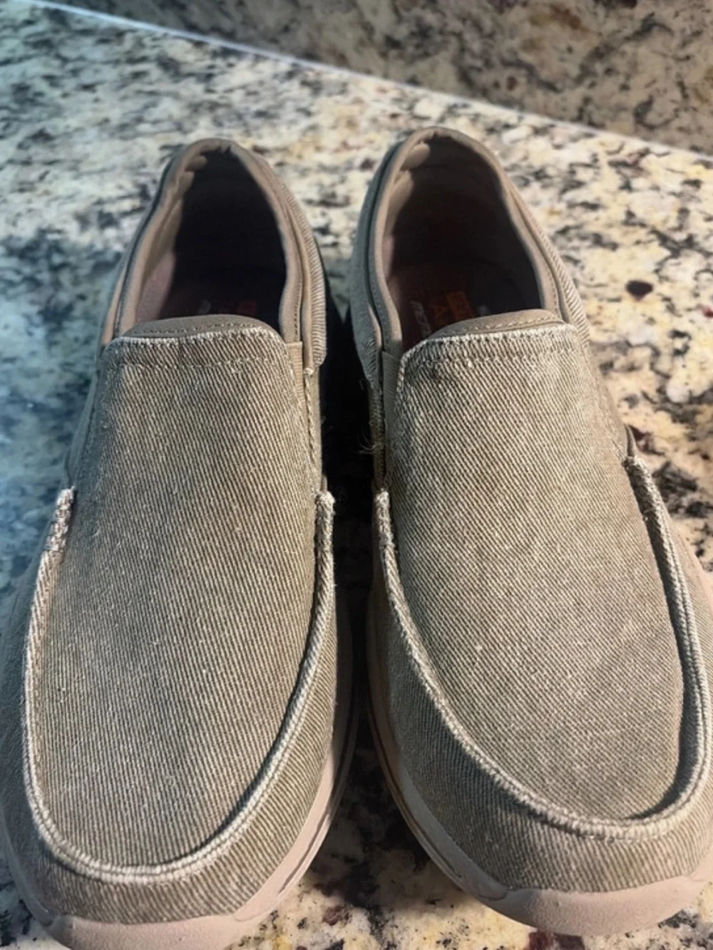 SKECHERS♦️EXTRA WIDE CASUAL SLIP IN